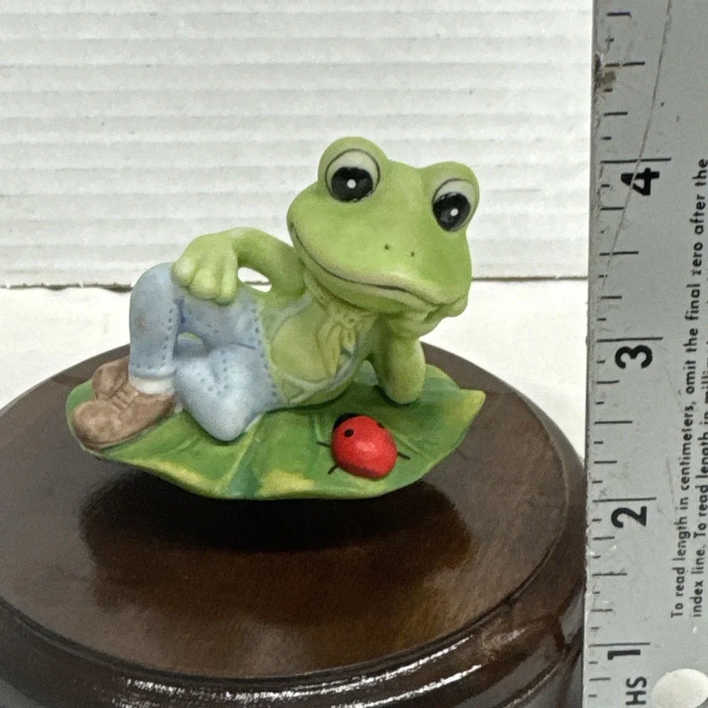 Green Frog On Wood Base Music Box Plays Teach The World To Sing Rotating